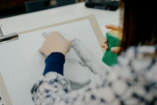 Table de travail dans un atelier de dessin, planches et fusains