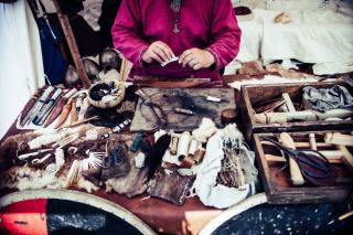 Mains au travail sur un établi d'atelier d'art