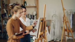 Mains au travail sur un établi d'atelier d'art