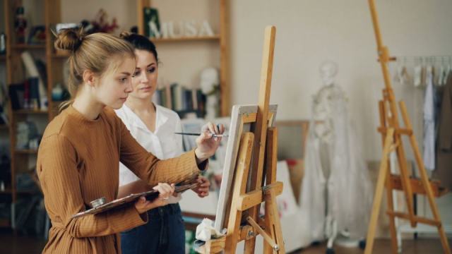 Mains au travail sur un établi d'atelier d'art